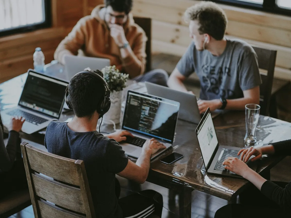 Origin Labs ki team custom apps aur software par kaam karti hui