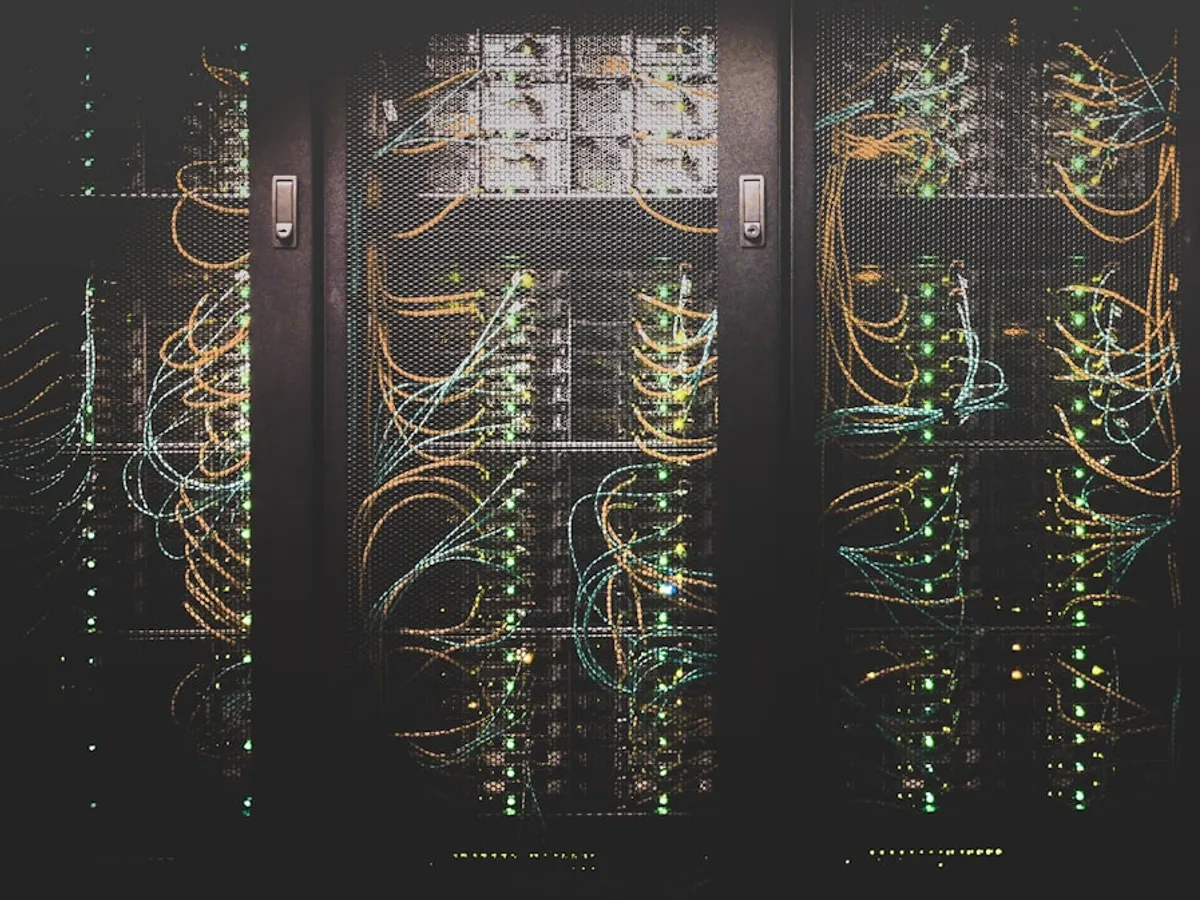 Modern data center ke servers, fast aur secure free lifetime hosting ki alamat